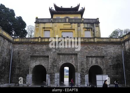 Hanoi. 4 gennaio, 2015. Foto scattata a Gennaio 4, 2015 mostra gli ingressi e le torri di porta di la cittadella imperiale di Thang Long ad Hanoi, Vietnam. La cittadella imperiale di Thang Long fu costruito nel XI secolo. Gli edifici e i resti riflettono un unico nel sud-est asiatico cultura specifico per abbassare il Red River Valley. © Zhang Jianhua/Xinhua/Alamy Live News Foto Stock