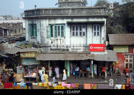 I turisti ed i visitatori di famosi Kalighat Kali Temple hanno resto vicino al santuario il 24 gennaio 2009 in Kolkata Foto Stock