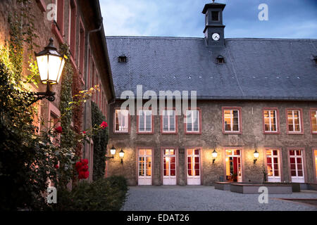 Cortile del Palazzo di Reichartshausen nel Rheingau, Hesse, Germania Foto Stock