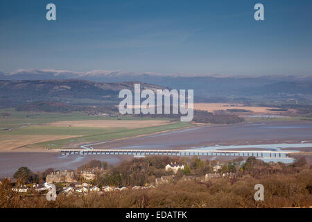 Il Kent viadotto attraversando il fiume Kent vicino a Arnside, Cumbria, con il Lake District Fells in distanza Foto Stock