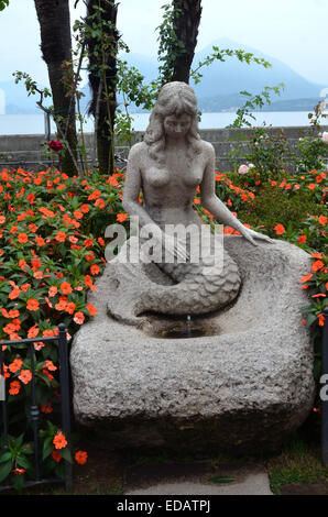 Mermaid statua, fontana, tra Impatiens, Occupato Lizzie fiori, Stresa, Italia, Lago Maggiore, Europa Foto Stock