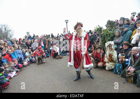 Bankside, Londra, Regno Unito. 4 gennaio 2014. Il Bankside Mummers celebrare la dodicesima notte in stile tradizionale, con l'arrivo dell'Holly uomo dal fiume e una performance dal mummers, tra cui Babbo Natale. Foto Stock