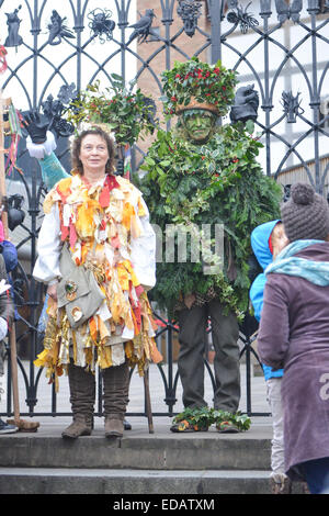 Bankside, Londra, Regno Unito. 4 gennaio 2014. Il Bankside Mummers celebrare la dodicesima notte in stile tradizionale, con l'arrivo dell'Holly uomo dal fiume e una performance dal mummers, tra cui Babbo Natale. Foto Stock