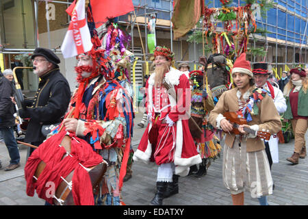 Bankside, Londra, Regno Unito. 4 gennaio 2014. Il Bankside Mummers celebrare la dodicesima notte in stile tradizionale, con l'arrivo dell'Holly uomo dal fiume e una performance dal mummers, tra cui Babbo Natale. Foto Stock