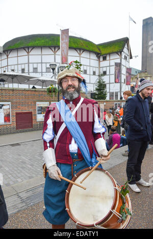 Bankside, Londra, Regno Unito. 4 gennaio 2014. Il Bankside Mummers celebrare la dodicesima notte in stile tradizionale, con l'arrivo dell'Holly uomo dal fiume e una performance dal mummers, tra cui Babbo Natale. Foto Stock