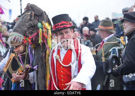 Bankside, Londra, Regno Unito. 4 gennaio 2014. Il Bankside Mummers celebrare la dodicesima notte in stile tradizionale, con l'arrivo dell'Holly uomo dal fiume e una performance dal mummers, tra cui Babbo Natale. Foto Stock