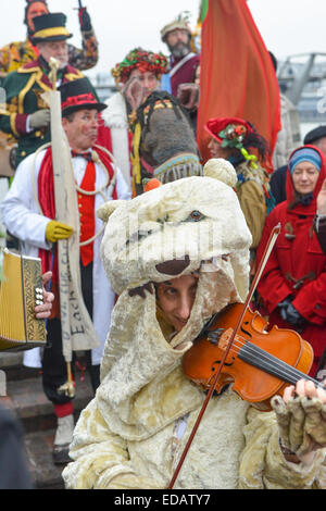 Bankside, Londra, Regno Unito. 4 gennaio 2014. Il Bankside Mummers celebrare la dodicesima notte in stile tradizionale, con l'arrivo dell'Holly uomo dal fiume e una performance dal mummers, tra cui Babbo Natale. Foto Stock