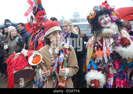 Bankside, Londra, Regno Unito. 4 gennaio 2014. Il Bankside Mummers celebrare la dodicesima notte in stile tradizionale, con l'arrivo dell'Holly uomo dal fiume e una performance dal mummers, tra cui Babbo Natale. Foto Stock