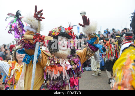 Bankside, Londra, Regno Unito. 4 gennaio 2014. Il Bankside Mummers celebrare la dodicesima notte in stile tradizionale, con l'arrivo dell'Holly uomo dal fiume e una performance dal mummers, tra cui Babbo Natale. Foto Stock