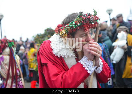 Bankside, Londra, Regno Unito. 4 gennaio 2014. Il Bankside Mummers celebrare la dodicesima notte in stile tradizionale, con l'arrivo dell'Holly uomo dal fiume e una performance dal mummers, tra cui Babbo Natale. Foto Stock