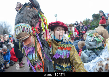 Bankside, Londra, Regno Unito. 4 gennaio 2014. Il Bankside Mummers celebrare la dodicesima notte in stile tradizionale, con l'arrivo dell'Holly uomo dal fiume e una performance dal mummers, tra cui Babbo Natale. Foto Stock