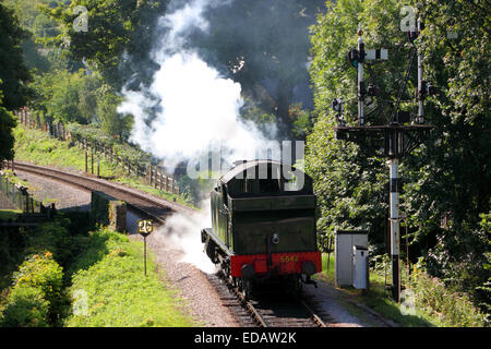 Una locomotiva GWR 5.542 visto contro luce posteriore con il fumo. Foto Stock