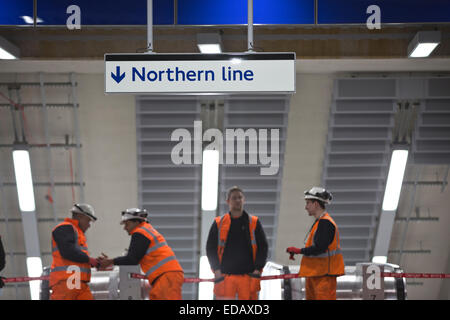 Stazione di Tottenham Court Road, riassetto sulla parte settentrionale del segmento di linea della metropolitana di Londra, London, Regno Unito Foto Stock