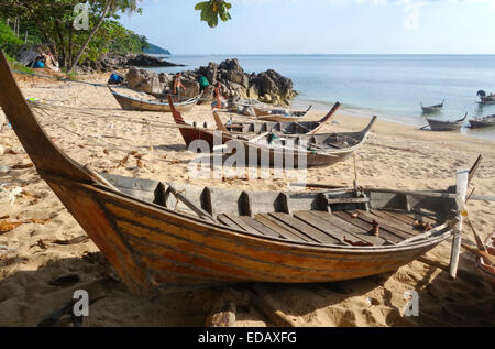 Thai coda lunga imbarcazioni a Kantiang Bay, Koh Lanta, Ko Lanta, Krabi, Thailandia, Sud-est asiatico. Foto Stock