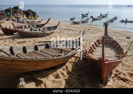 Thai coda lunga imbarcazioni a Kantiang Bay, Koh Lanta, Ko Lanta, Krabi, Thailandia, Sud-est asiatico. Foto Stock