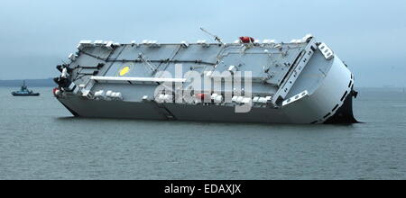 4gennaio 2015. SOLENT, Inghilterra. - Auto Transporter relitto - IL TEDESCO DI PROPRIETÀ HOEGH OSAKA LISTING pesantemente dopo che esso si è arenata sulla banca di rovo COME ERA IN USCITA DA SOUTHAMPTON in ritardo su 3a gen. Foto:STEVE FOULKES/AJAX REF:DSF150301 9423 1 Foto Stock