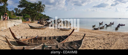 Thai coda lunga imbarcazioni a Kantiang Bay, Koh Lanta, Ko Lanta, Krabi, Thailandia, Sud-est asiatico. Foto Stock