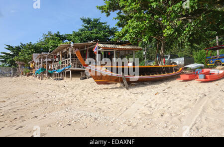 Thai barca long-tail accanto a palafitta a Kantiang Bay, Koh Lanta, Ko Lanta, Krabi, Thailandia, Sud-est asiatico. Foto Stock