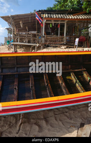 Thai barca long-tail accanto a palafitta a Kantiang Bay, Koh Lanta, Ko Lanta, Krabi, Thailandia, Sud-est asiatico. Foto Stock