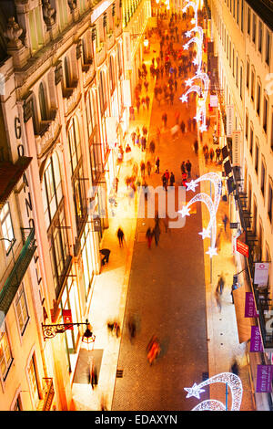 La gente sulla strada dello shopping nel centro cittadino di Lisbona in serata. Il Portogallo sta visitando Foto Stock