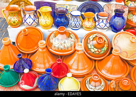 Tajines colorati per la vendita in un mercato in stallo in Marocco Foto Stock