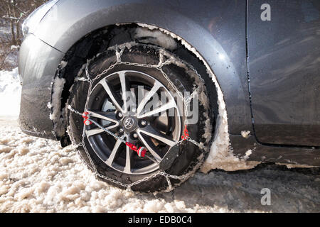 Catena da neve / catene di trasmissione sulla ruota anteriore / ruote di una vettura anche equipaggiato con pneumatici invernali / pneumatici. (75) Foto Stock