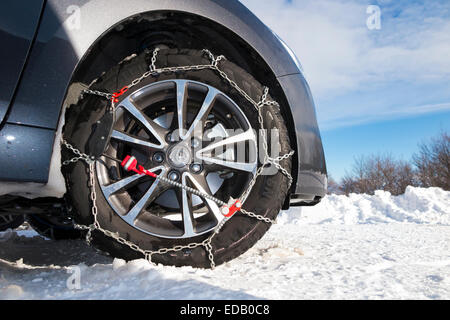 Catena da neve / catene di trasmissione sulla ruota anteriore / ruote di una vettura anche equipaggiato con pneumatici invernali / pneumatici. (75) Foto Stock