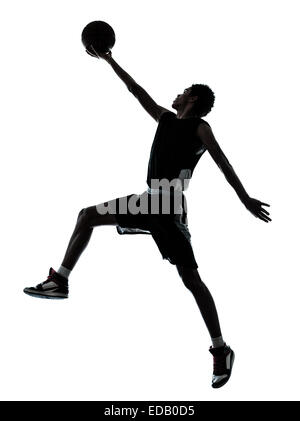 Un giovane giocatore di basket silhouette in studio isolato su sfondo bianco Foto Stock