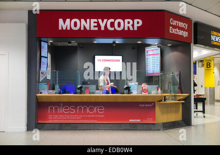 Bureau de Change Office gestito da Moneycorp; South Terminal Gatwick airport. Londra. Regno Unito. Foto Stock