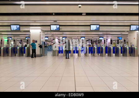Passeggero automatico della carta di imbarco gate di controllo prima del controllo di sicurezza dell'aeroporto di Gatwick (terminal sud.) London Foto Stock
