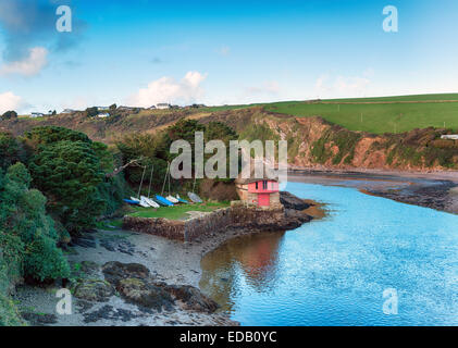 Un pittoresco con tetto di paglia di casa in barca sulla bocca del fiume Avon a Bantham in Devon Foto Stock