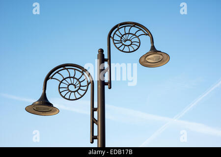 Decorative, ammonita-style lampade stradali sul lungomare di Lyme Regis, Dorset, England, Regno Unito Foto Stock