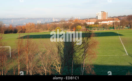 Ombra di angelo del Nord calco sul campo di calcio. Gateshead, Inghilterra del nord est. Regno Unito Foto Stock