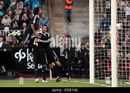 Valencia, Spagna. 04 gen 2015. Valencia CF vs Real Madrid Spagna La Liga Giornata 17 - Mestalla stadio, Valencia - Real Madrid giocatori Marcelo, Cristiano Ronaldo e Sergio Ramos celebrare la pena di credito rigato: Santiago vidal vallejo/Alamy Live News Foto Stock