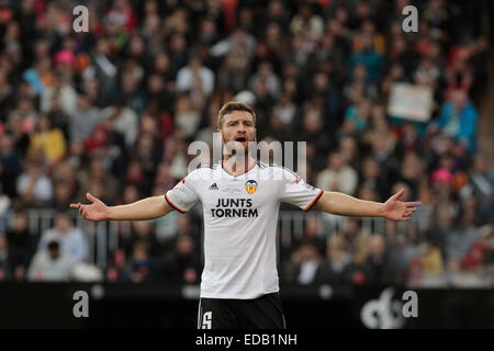 Valencia, Spagna. 04 gen 2015. Valencia CF vs Real Madrid Spagna La Liga Giornata 17 - Mestalla stadio, Valencia - Mustafi, tedesco defender per Valencia CF reagisce a un arbitro decisione Credito: Santiago vidal vallejo/Alamy Live News Foto Stock