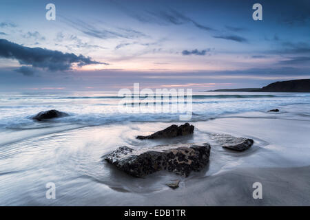 Rocce e le onde a Pentewan Sands Beach sulla costa meridionale della Cornovaglia Foto Stock
