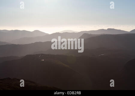 Le creste del Distretto del Lago con il cloud computing in distanza, visto da Helvellyn Foto Stock