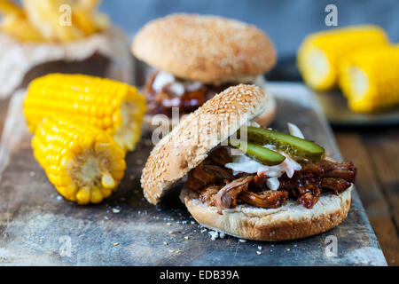 Burger con estratto di carne di maiale, granturco dolce e trucioli Foto Stock