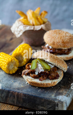 Burger con estratto di carne di maiale, granturco dolce e trucioli Foto Stock