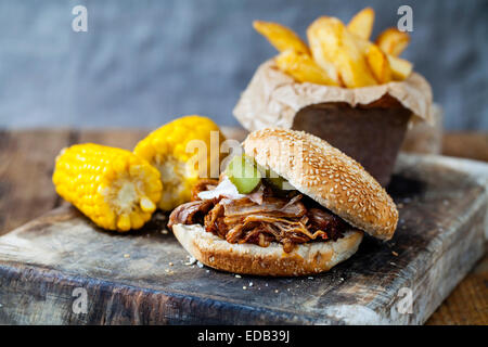 Burger con estratto di carne di maiale, granturco dolce e trucioli Foto Stock