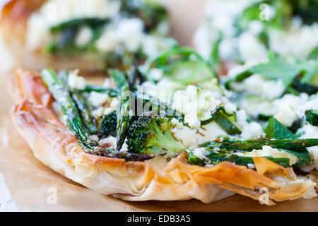 Filo torta di pasticceria con arrosti di verdura verde Foto Stock