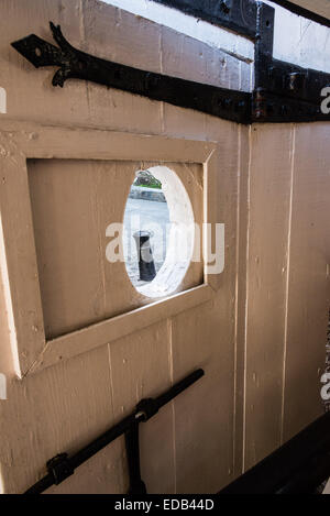 Vista attraverso la finestra rotonda in porta, Nelson's Dockyard, English Harbour, Antigua Foto Stock