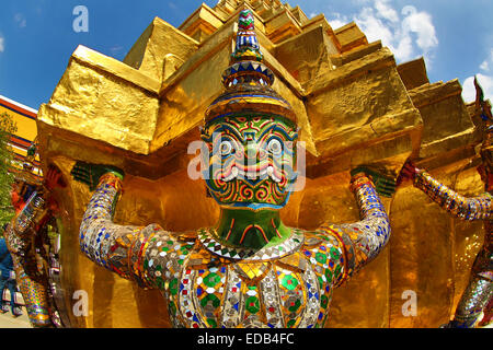 Il demone Yaksha statua al Wat Phra Kaew tempio complesso del Tempio del Buddha di Smeraldo di Bangkok, Thailandia Foto Stock