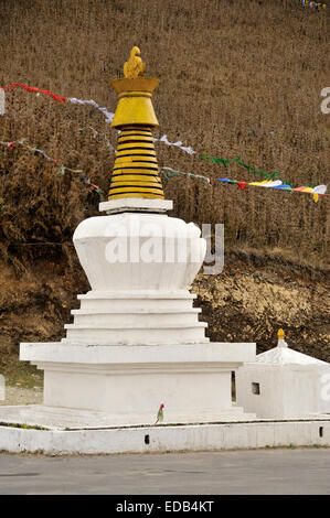 Stupa buddisti in Pele La mountain pass, Bhutan Foto Stock
