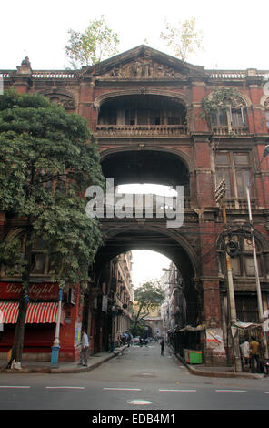 Un invecchiamento, decadendo, ex-coloniale blocco casamento in Kolkata, West Bengal, India il 25 novembre 2012 Foto Stock