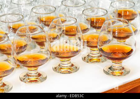 Occhiali con il cognac o brandy Foto Stock