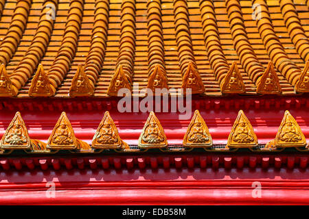 Tetto di tegole con piastrelle di colore arancione al Wat Benchamabopitr, il tempio in marmo, Bangkok, Thailandia Foto Stock