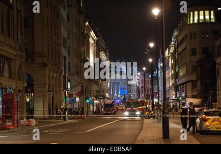 Esplosione in London Piccadilly offre: un bianco van danneggiato dall'esplosione a Londra Piccadilly. Dove: Londra, Regno Unito quando: 03 Lug 2014 Foto Stock