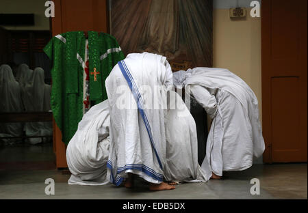 Suore della Congregazione delle Missionarie della Carità la preparazione per la preghiera nella Casa Madre, Calcutta, India Foto Stock