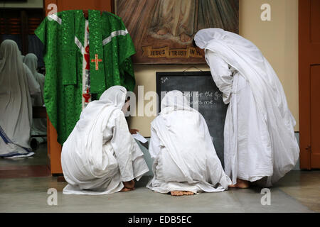 Suore della Congregazione delle Missionarie della Carità la preparazione per la preghiera nella Casa Madre, Calcutta, India Foto Stock